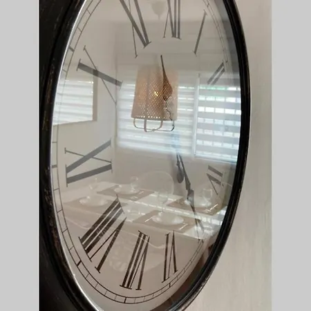 Apartamento Piso Completamente Reformado, A Estrenar En Urb. Parque Antena, Estepona